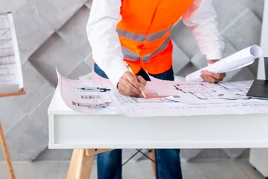 Ingenieros haciendo dirección técnica de obra