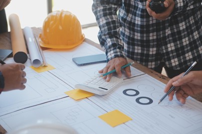 Personas planificando proyecto de ingeniería