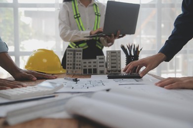 Ingenieros haciendo fiscalización de obra