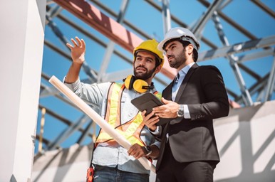 Ingenieros haciendo fiscalización de obra