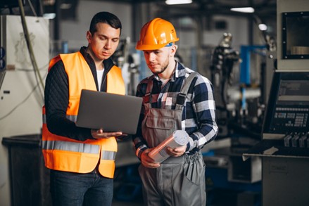 Ingenieros haciendo mantenimiento preventivo industrial