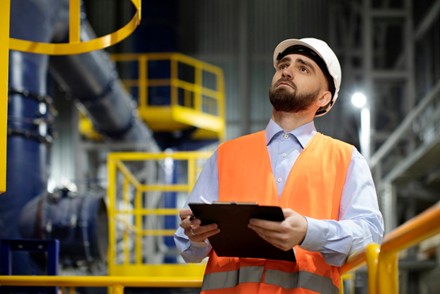 Ingenieros haciendo mantenimiento preventivo industrial
